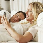 Survei : 7 dari 10 Istri Suka Membaca Percakapan WhatsApp Suaminya